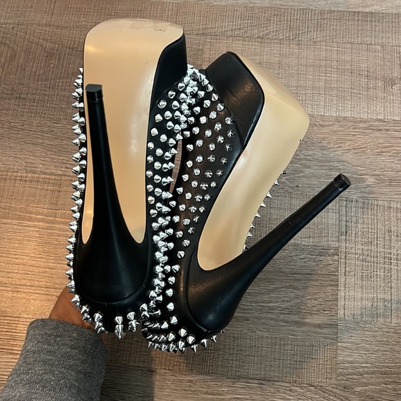 New Studded Stiletto Platform Black Pumps show stoppers - Picture 8 of 11